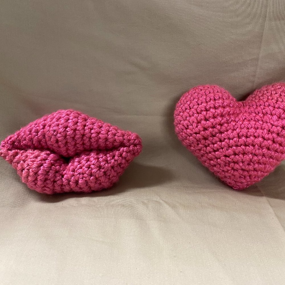 Bundle of 2 crochet lips and heart, pink bulky/thick yarn.